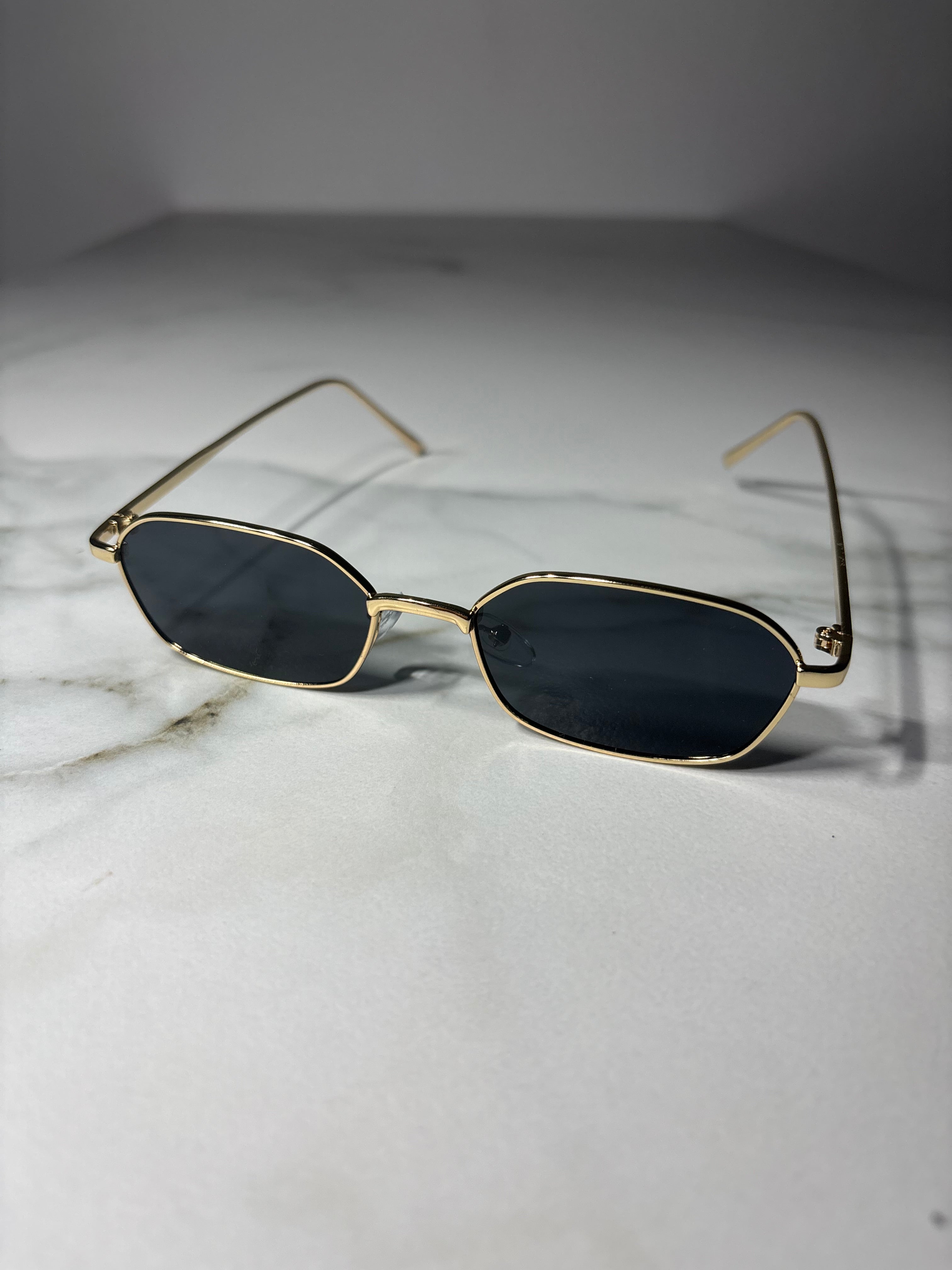 Ateny Moon – okulary fashion inspirowane światłem Aten.
Billion Moons