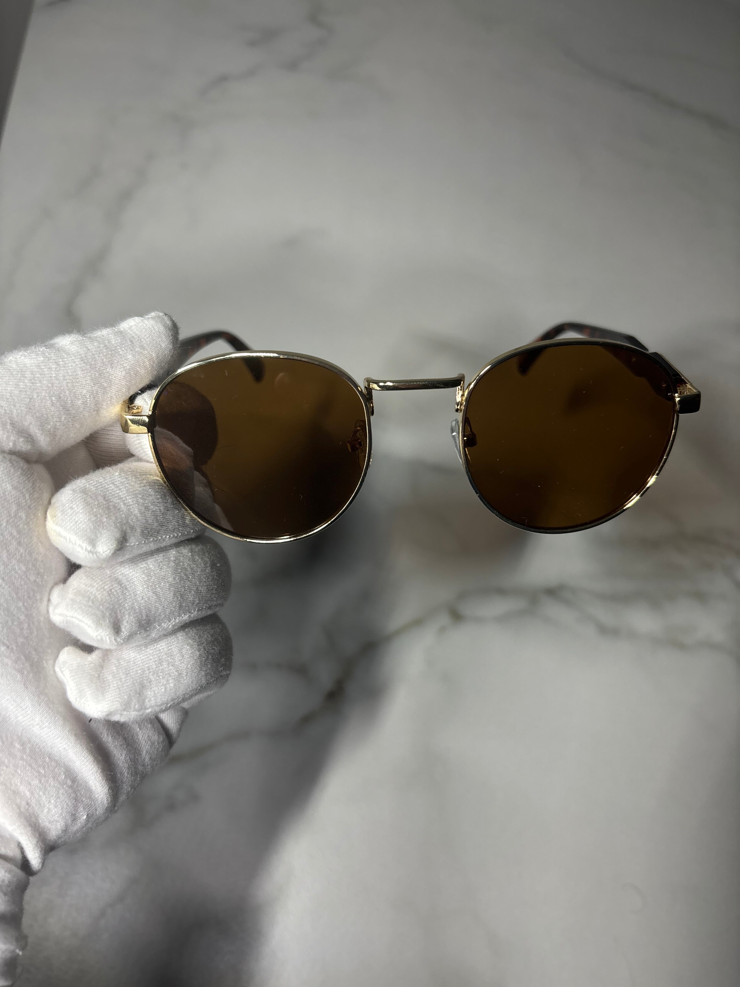 Pafos Moon – okulary fashion inspirowane klimatem Pafos.
Billion Moons