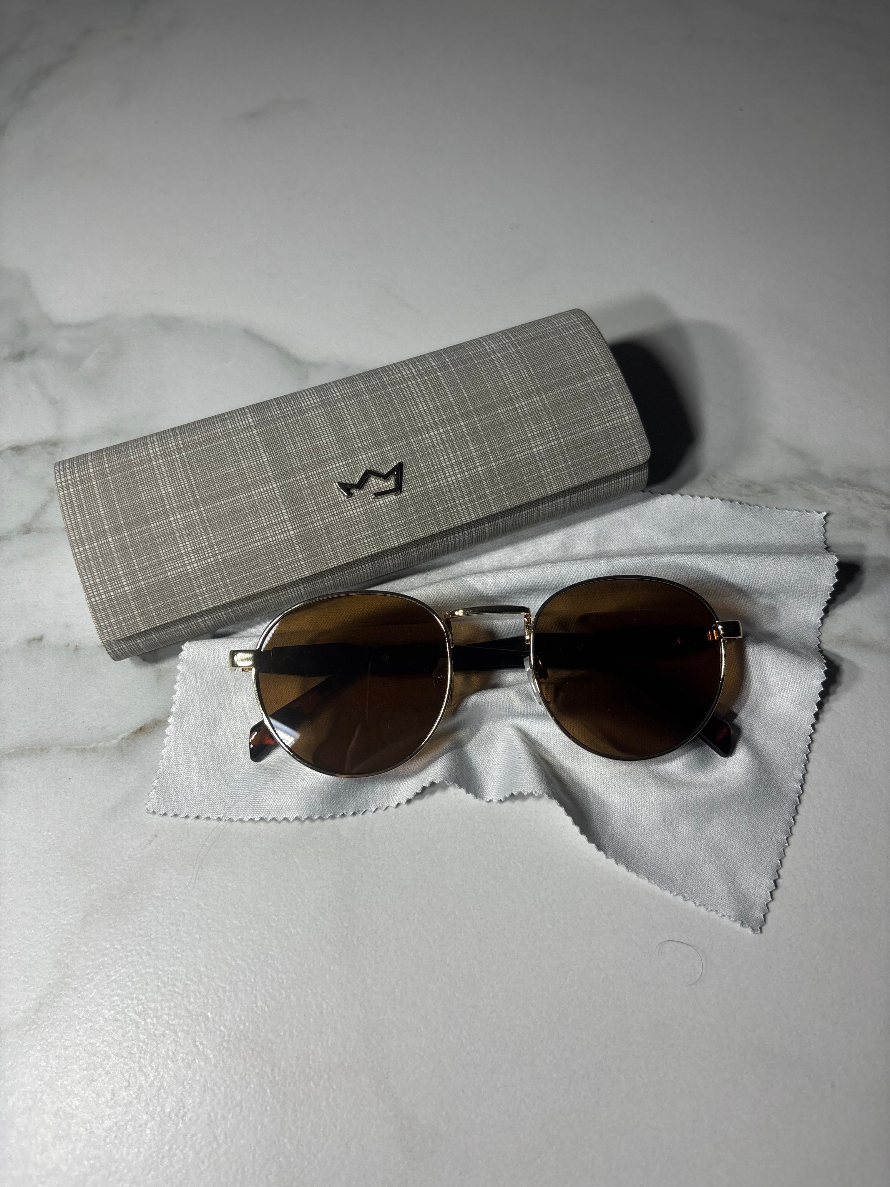 Pafos Moon – okulary fashion inspirowane klimatem Pafos.
Billion Moons