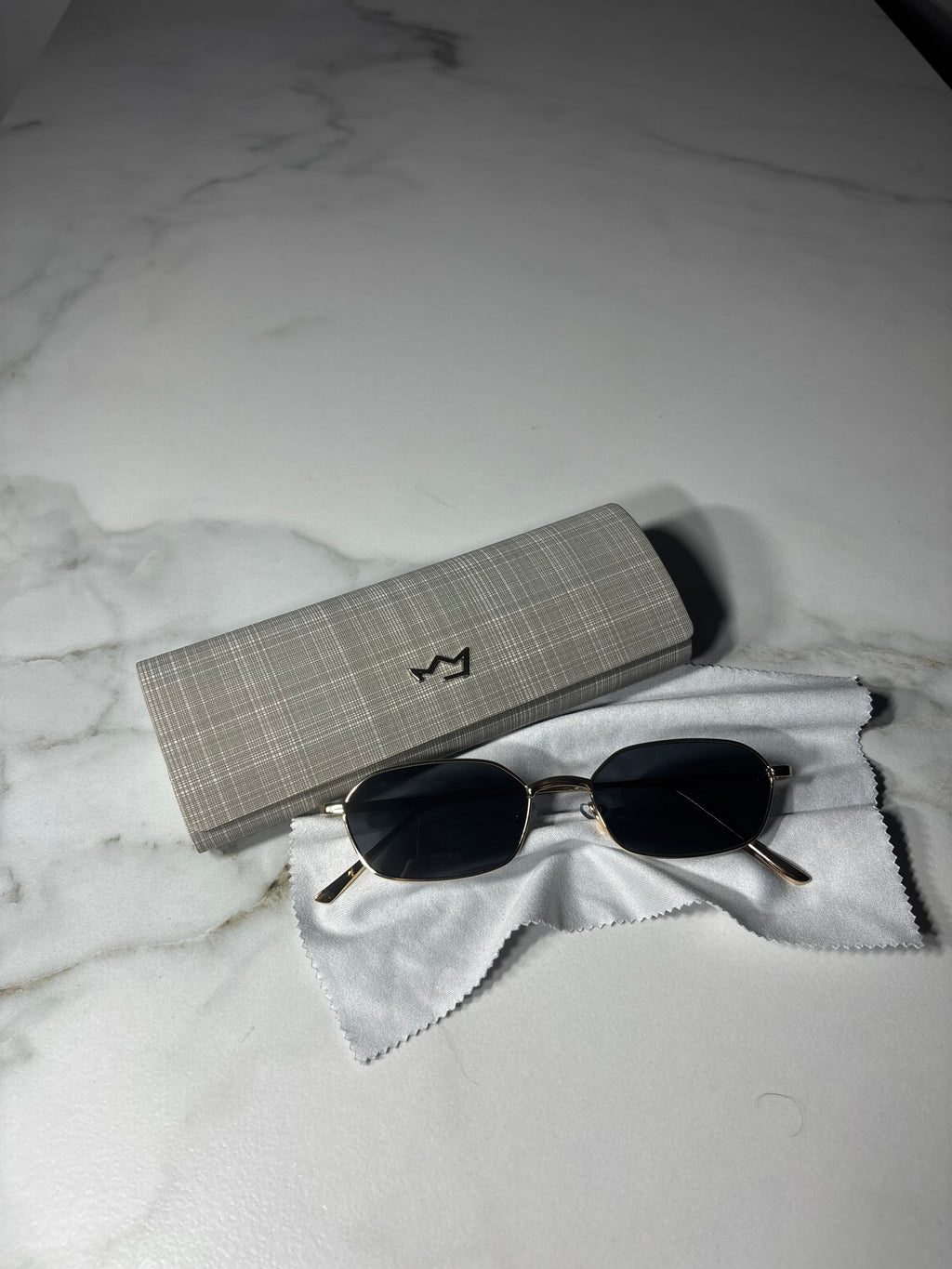 Ateny Moon – okulary fashion inspirowane światłem Aten.
Billion Moons