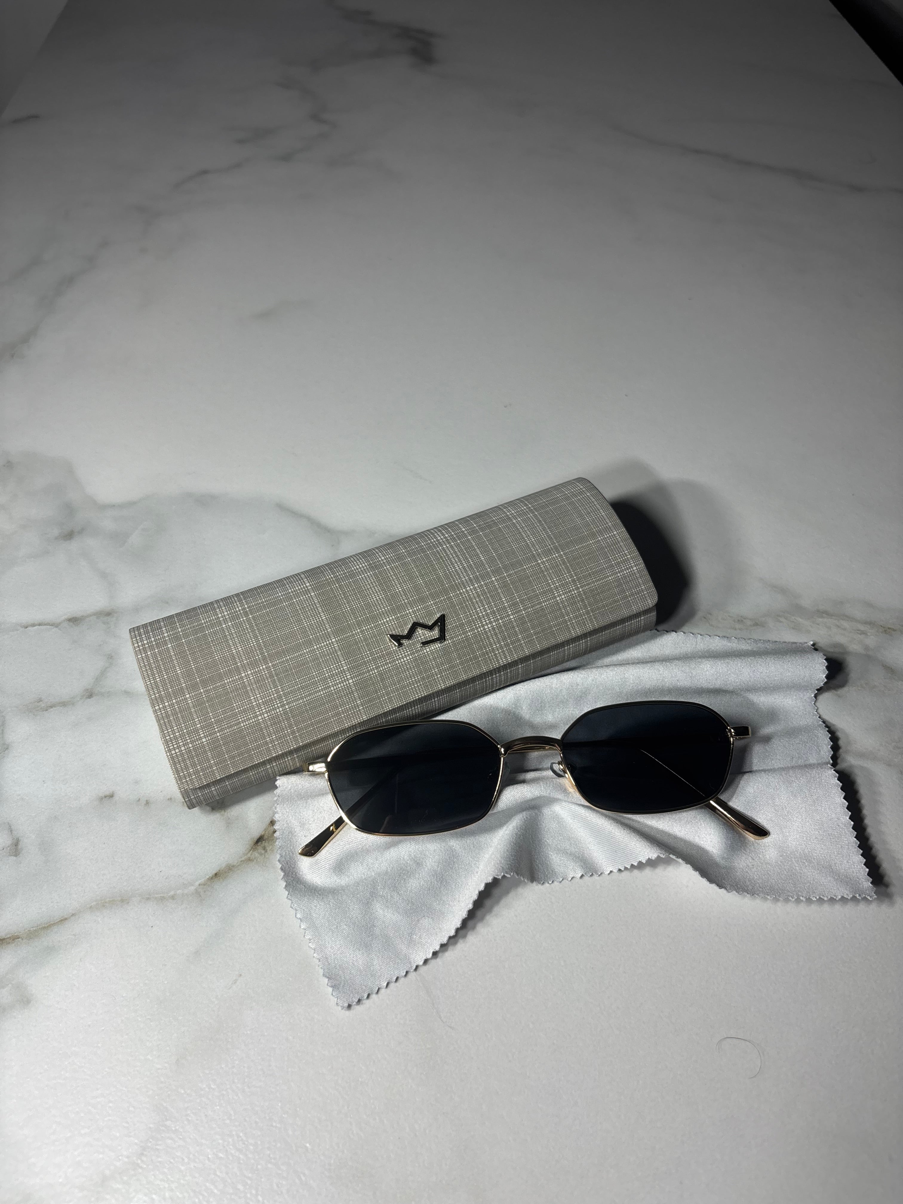 Ateny Moon – okulary fashion inspirowane światłem Aten.
Billion Moons